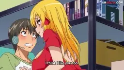 Blonde Anime-Frau auf grüner Couch, Mann mit Kopfhörern