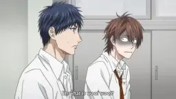 Zwei Anime-Jungs mit Schuluniformen und Taschen auf dem Schulhof