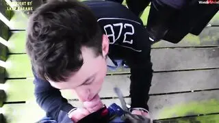 LadyKarame mit Sklaven im Wald, Sklave kniet vor Stiefeln